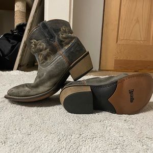 Leather Cowgirl boots. Slight hill size 8M.